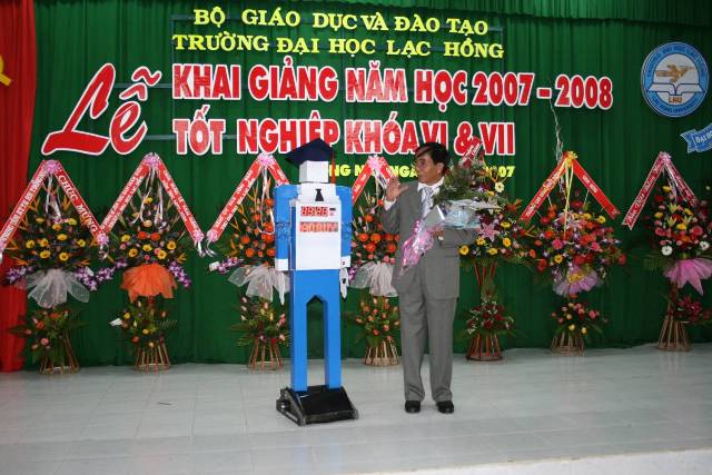 Robot tặng hoa