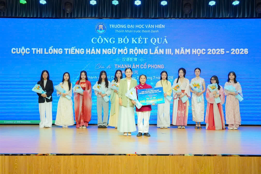 Sinh viên LHU "càn quét" giải thưởng toàn quốc, khẳng định bản lĩnh ngoại ngữ giữa mùa hè 2026 Mùa hè 2026 ghi dấu một mùa gặt hái thành tích đầy ấn tượng của sinh viên Trường Đại học Lạc Hồng (LHU). Liên tiếp chinh phục các sân chơi học thuật uy tín trên toàn quốc ở các ngôn ngữ Hàn, Trung và Nhật, sinh viên LHU đã mang về nhiều giải thưởng nổi bật, tiếp tục khẳng định chất lượng đào tạo ngoại ngữ và năng lực hội nhập quốc tế của Nhà trường. Mở đầu chuỗi thành tích là chiến thắng ấn tượng của sinh viên ngành Hàn Quốc học tại Cuộc thi Hùng biện Tiếng Hàn Thế giới lần thứ 30 và Cuộc thi Hùng biện K-SPEECH Việt Nam lần thứ 14. Sau một ngày tranh tài cùng các đội đến từ nhiều trường đại học trên cả nước, đoàn LHU đã bảo vệ thành công ngôi Quán quân hạng mục hùng biện tập thể, tiếp nối thành tích Giải Nhất của mùa giải trước. Bên cạnh đó, sinh viên Vũ Ngọc Khánh còn xuất sắc giành Giải Nhì hạng mục hùng biện cá nhân khối đại học. Chia sẻ sau cuộc thi, sinh viên Vũ Ngọc Khánh cho biết: "Điều em nhận được không chỉ là giải thưởng mà còn là sự trưởng thành sau quá trình học tập và rèn luyện tại LHU. Thầy cô luôn tạo điều kiện để chúng em luyện kỹ năng thuyết trình, phản biện, làm việc nhóm và sử dụng tiếng Hàn trong nhiều tình huống thực tế. Chính những trải nghiệm đó đã giúp em tự tin hơn khi bước lên sân khấu của một cuộc thi toàn quốc." Tập thể ngành Hàn Quốc học LHU đạt giải tại cuộc thi Không dừng lại ở đó, tại Cuộc thi Nói tiếng Hàn toàn quốc - Cúp Đại sứ Hàn Quốc năm 2026, sinh viên Phạm Thúy Uyên (lớp 23DH111) đã xuất sắc đạt Giải Ba khối Chuyên ngành, trong khi Vũ Thị Phương Thảo (lớp 25DH111) giành Giải Khuyến khích khối Ngoài chuyên ngành. Hai giải thưởng tiếp tục nối dài bảng vàng thành tích của ngành Hàn Quốc học tại các sân chơi học thuật cấp quốc gia. Sinh viên Phạm Thúy Uyên Đạt Giải Ba của Cuộc thi & Sinh viên Vũ Thị Phương Thảo Đạt Giải Khuyến khích Cuộc thi Ở lĩnh vực tiếng Trung, sinh viên ngành Ngôn ngữ Trung Quốc tiếp tục ghi dấu ấn tại Cuộc thi Lồng tiếng Hán ngữ mở rộng lần III do Trường Đại học Văn Hiến tổ chức. Vượt qua nhiều đội thi đến từ các trường đại học khu vực phía Nam, sinh viên LHU đã mang về 03 giải thưởng, gồm 02 Giải Khuyến khích dành cho sinh viên Trần Phạm Yến Nhi và sinh viên Nguyễn Thị Duy Như, cùng Giải Tiết mục được yêu thích nhất dành cho sinh viên Nguyễn Thị Duy Như. Sinh viên Nguyễn Thị Duy Như đạt giải Tiết mục được yêu thích nhất Sinh viên Trần Phạm Yến Nhi và Nguyễn Thị Duy Như đạt giải khuyến khích chung cuộc Khép lại chuỗi thành tích mùa hè là dấu ấn của sinh viên ngành Nhật Bản học - Trương Quyền Linh (lớp 25DN111) tại Cuộc thi Hùng biện tiếng Nhật mở rộng lần thứ 6 năm 2026. Với phần hùng biện chỉn chu, phong thái tự tin và khả năng sử dụng tiếng Nhật lưu loát, Quyền Linh đã xuất sắc giành Giải Khuyến khích, góp thêm một thành tích đáng tự hào cho sinh viên LHU. Quyền Linh tự hào chia sẻ: “Thành tích em có được ngày hôm nay là cả một quá trình luyện tập lâu dài, luôn có thầy cô đồng hành và hỗ trợ em. Chính những điều đó đã giúp em bình tĩnh, tự tin truyền tải thông điệp của mình tại cuộc thi và đạt được kết quả xứng đáng.” Sinh viên Trương Quyền Linh đạt Giải Khuyến khích tại cuộc thi Liên tiếp gặt hái giải thưởng ở nhiều cuộc thi học thuật uy tín là minh chứng rõ nét cho chất lượng đào tạo ngoại ngữ theo định hướng thực hành, hội nhập quốc tế của Trường Đại học Lạc Hồng. Những thành tích này không chỉ thể hiện sự nỗ lực, bản lĩnh và tinh thần chinh phục của sinh viên mà còn phản ánh sự đồng hành của đội ngũ giảng viên trong việc bồi dưỡng chuyên môn, kỹ năng và khả năng hội nhập.