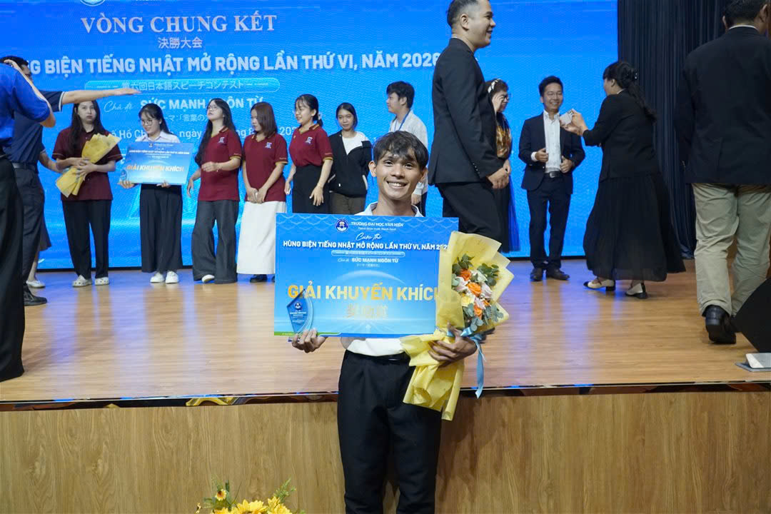 Sinh viên LHU "càn quét" giải thưởng toàn quốc, khẳng định bản lĩnh ngoại ngữ giữa mùa hè 2026 Mùa hè 2026 ghi dấu một mùa gặt hái thành tích đầy ấn tượng của sinh viên Trường Đại học Lạc Hồng (LHU). Liên tiếp chinh phục các sân chơi học thuật uy tín trên toàn quốc ở các ngôn ngữ Hàn, Trung và Nhật, sinh viên LHU đã mang về nhiều giải thưởng nổi bật, tiếp tục khẳng định chất lượng đào tạo ngoại ngữ và năng lực hội nhập quốc tế của Nhà trường. Mở đầu chuỗi thành tích là chiến thắng ấn tượng của sinh viên ngành Hàn Quốc học tại Cuộc thi Hùng biện Tiếng Hàn Thế giới lần thứ 30 và Cuộc thi Hùng biện K-SPEECH Việt Nam lần thứ 14. Sau một ngày tranh tài cùng các đội đến từ nhiều trường đại học trên cả nước, đoàn LHU đã bảo vệ thành công ngôi Quán quân hạng mục hùng biện tập thể, tiếp nối thành tích Giải Nhất của mùa giải trước. Bên cạnh đó, sinh viên Vũ Ngọc Khánh còn xuất sắc giành Giải Nhì hạng mục hùng biện cá nhân khối đại học. Chia sẻ sau cuộc thi, sinh viên Vũ Ngọc Khánh cho biết: "Điều em nhận được không chỉ là giải thưởng mà còn là sự trưởng thành sau quá trình học tập và rèn luyện tại LHU. Thầy cô luôn tạo điều kiện để chúng em luyện kỹ năng thuyết trình, phản biện, làm việc nhóm và sử dụng tiếng Hàn trong nhiều tình huống thực tế. Chính những trải nghiệm đó đã giúp em tự tin hơn khi bước lên sân khấu của một cuộc thi toàn quốc." Tập thể ngành Hàn Quốc học LHU đạt giải tại cuộc thi Không dừng lại ở đó, tại Cuộc thi Nói tiếng Hàn toàn quốc - Cúp Đại sứ Hàn Quốc năm 2026, sinh viên Phạm Thúy Uyên (lớp 23DH111) đã xuất sắc đạt Giải Ba khối Chuyên ngành, trong khi Vũ Thị Phương Thảo (lớp 25DH111) giành Giải Khuyến khích khối Ngoài chuyên ngành. Hai giải thưởng tiếp tục nối dài bảng vàng thành tích của ngành Hàn Quốc học tại các sân chơi học thuật cấp quốc gia. Sinh viên Phạm Thúy Uyên Đạt Giải Ba của Cuộc thi & Sinh viên Vũ Thị Phương Thảo Đạt Giải Khuyến khích Cuộc thi Ở lĩnh vực tiếng Trung, sinh viên ngành Ngôn ngữ Trung Quốc tiếp tục ghi dấu ấn tại Cuộc thi Lồng tiếng Hán ngữ mở rộng lần III do Trường Đại học Văn Hiến tổ chức. Vượt qua nhiều đội thi đến từ các trường đại học khu vực phía Nam, sinh viên LHU đã mang về 03 giải thưởng, gồm 02 Giải Khuyến khích dành cho sinh viên Trần Phạm Yến Nhi và sinh viên Nguyễn Thị Duy Như, cùng Giải Tiết mục được yêu thích nhất dành cho sinh viên Nguyễn Thị Duy Như. Sinh viên Nguyễn Thị Duy Như đạt giải Tiết mục được yêu thích nhất Sinh viên Trần Phạm Yến Nhi và Nguyễn Thị Duy Như đạt giải khuyến khích chung cuộc Khép lại chuỗi thành tích mùa hè là dấu ấn của sinh viên ngành Nhật Bản học - Trương Quyền Linh (lớp 25DN111) tại Cuộc thi Hùng biện tiếng Nhật mở rộng lần thứ 6 năm 2026. Với phần hùng biện chỉn chu, phong thái tự tin và khả năng sử dụng tiếng Nhật lưu loát, Quyền Linh đã xuất sắc giành Giải Khuyến khích, góp thêm một thành tích đáng tự hào cho sinh viên LHU. Quyền Linh tự hào chia sẻ: “Thành tích em có được ngày hôm nay là cả một quá trình luyện tập lâu dài, luôn có thầy cô đồng hành và hỗ trợ em. Chính những điều đó đã giúp em bình tĩnh, tự tin truyền tải thông điệp của mình tại cuộc thi và đạt được kết quả xứng đáng.” Sinh viên Trương Quyền Linh đạt Giải Khuyến khích tại cuộc thi Liên tiếp gặt hái giải thưởng ở nhiều cuộc thi học thuật uy tín là minh chứng rõ nét cho chất lượng đào tạo ngoại ngữ theo định hướng thực hành, hội nhập quốc tế của Trường Đại học Lạc Hồng. Những thành tích này không chỉ thể hiện sự nỗ lực, bản lĩnh và tinh thần chinh phục của sinh viên mà còn phản ánh sự đồng hành của đội ngũ giảng viên trong việc bồi dưỡng chuyên môn, kỹ năng và khả năng hội nhập.