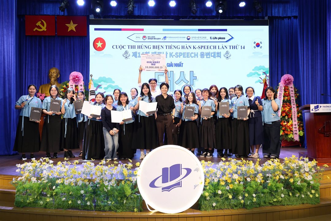 Sinh viên LHU "càn quét" giải thưởng toàn quốc, khẳng định bản lĩnh ngoại ngữ giữa mùa hè 2026 Mùa hè 2026 ghi dấu một mùa gặt hái thành tích đầy ấn tượng của sinh viên Trường Đại học Lạc Hồng (LHU). Liên tiếp chinh phục các sân chơi học thuật uy tín trên toàn quốc ở các ngôn ngữ Hàn, Trung và Nhật, sinh viên LHU đã mang về nhiều giải thưởng nổi bật, tiếp tục khẳng định chất lượng đào tạo ngoại ngữ và năng lực hội nhập quốc tế của Nhà trường. Mở đầu chuỗi thành tích là chiến thắng ấn tượng của sinh viên ngành Hàn Quốc học tại Cuộc thi Hùng biện Tiếng Hàn Thế giới lần thứ 30 và Cuộc thi Hùng biện K-SPEECH Việt Nam lần thứ 14. Sau một ngày tranh tài cùng các đội đến từ nhiều trường đại học trên cả nước, đoàn LHU đã bảo vệ thành công ngôi Quán quân hạng mục hùng biện tập thể, tiếp nối thành tích Giải Nhất của mùa giải trước. Bên cạnh đó, sinh viên Vũ Ngọc Khánh còn xuất sắc giành Giải Nhì hạng mục hùng biện cá nhân khối đại học. Chia sẻ sau cuộc thi, sinh viên Vũ Ngọc Khánh cho biết: "Điều em nhận được không chỉ là giải thưởng mà còn là sự trưởng thành sau quá trình học tập và rèn luyện tại LHU. Thầy cô luôn tạo điều kiện để chúng em luyện kỹ năng thuyết trình, phản biện, làm việc nhóm và sử dụng tiếng Hàn trong nhiều tình huống thực tế. Chính những trải nghiệm đó đã giúp em tự tin hơn khi bước lên sân khấu của một cuộc thi toàn quốc." Tập thể ngành Hàn Quốc học LHU đạt giải tại cuộc thi Không dừng lại ở đó, tại Cuộc thi Nói tiếng Hàn toàn quốc - Cúp Đại sứ Hàn Quốc năm 2026, sinh viên Phạm Thúy Uyên (lớp 23DH111) đã xuất sắc đạt Giải Ba khối Chuyên ngành, trong khi Vũ Thị Phương Thảo (lớp 25DH111) giành Giải Khuyến khích khối Ngoài chuyên ngành. Hai giải thưởng tiếp tục nối dài bảng vàng thành tích của ngành Hàn Quốc học tại các sân chơi học thuật cấp quốc gia. Sinh viên Phạm Thúy Uyên Đạt Giải Ba của Cuộc thi & Sinh viên Vũ Thị Phương Thảo Đạt Giải Khuyến khích Cuộc thi Ở lĩnh vực tiếng Trung, sinh viên ngành Ngôn ngữ Trung Quốc tiếp tục ghi dấu ấn tại Cuộc thi Lồng tiếng Hán ngữ mở rộng lần III do Trường Đại học Văn Hiến tổ chức. Vượt qua nhiều đội thi đến từ các trường đại học khu vực phía Nam, sinh viên LHU đã mang về 03 giải thưởng, gồm 02 Giải Khuyến khích dành cho sinh viên Trần Phạm Yến Nhi và sinh viên Nguyễn Thị Duy Như, cùng Giải Tiết mục được yêu thích nhất dành cho sinh viên Nguyễn Thị Duy Như. Sinh viên Nguyễn Thị Duy Như đạt giải Tiết mục được yêu thích nhất Sinh viên Trần Phạm Yến Nhi và Nguyễn Thị Duy Như đạt giải khuyến khích chung cuộc Khép lại chuỗi thành tích mùa hè là dấu ấn của sinh viên ngành Nhật Bản học - Trương Quyền Linh (lớp 25DN111) tại Cuộc thi Hùng biện tiếng Nhật mở rộng lần thứ 6 năm 2026. Với phần hùng biện chỉn chu, phong thái tự tin và khả năng sử dụng tiếng Nhật lưu loát, Quyền Linh đã xuất sắc giành Giải Khuyến khích, góp thêm một thành tích đáng tự hào cho sinh viên LHU. Quyền Linh tự hào chia sẻ: “Thành tích em có được ngày hôm nay là cả một quá trình luyện tập lâu dài, luôn có thầy cô đồng hành và hỗ trợ em. Chính những điều đó đã giúp em bình tĩnh, tự tin truyền tải thông điệp của mình tại cuộc thi và đạt được kết quả xứng đáng.” Sinh viên Trương Quyền Linh đạt Giải Khuyến khích tại cuộc thi Liên tiếp gặt hái giải thưởng ở nhiều cuộc thi học thuật uy tín là minh chứng rõ nét cho chất lượng đào tạo ngoại ngữ theo định hướng thực hành, hội nhập quốc tế của Trường Đại học Lạc Hồng. Những thành tích này không chỉ thể hiện sự nỗ lực, bản lĩnh và tinh thần chinh phục của sinh viên mà còn phản ánh sự đồng hành của đội ngũ giảng viên trong việc bồi dưỡng chuyên môn, kỹ năng và khả năng hội nhập.