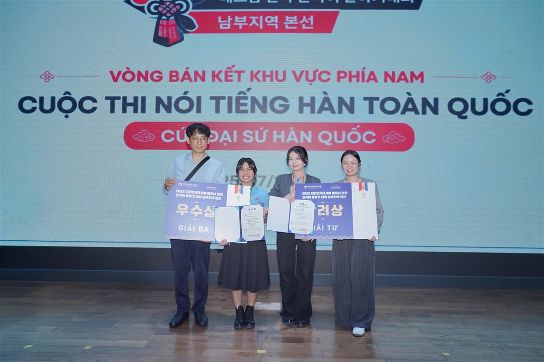 Sinh viên LHU "càn quét" giải thưởng toàn quốc, khẳng định bản lĩnh ngoại ngữ giữa mùa hè 2026 Mùa hè 2026 ghi dấu một mùa gặt hái thành tích đầy ấn tượng của sinh viên Trường Đại học Lạc Hồng (LHU). Liên tiếp chinh phục các sân chơi học thuật uy tín trên toàn quốc ở các ngôn ngữ Hàn, Trung và Nhật, sinh viên LHU đã mang về nhiều giải thưởng nổi bật, tiếp tục khẳng định chất lượng đào tạo ngoại ngữ và năng lực hội nhập quốc tế của Nhà trường. Mở đầu chuỗi thành tích là chiến thắng ấn tượng của sinh viên ngành Hàn Quốc học tại Cuộc thi Hùng biện Tiếng Hàn Thế giới lần thứ 30 và Cuộc thi Hùng biện K-SPEECH Việt Nam lần thứ 14. Sau một ngày tranh tài cùng các đội đến từ nhiều trường đại học trên cả nước, đoàn LHU đã bảo vệ thành công ngôi Quán quân hạng mục hùng biện tập thể, tiếp nối thành tích Giải Nhất của mùa giải trước. Bên cạnh đó, sinh viên Vũ Ngọc Khánh còn xuất sắc giành Giải Nhì hạng mục hùng biện cá nhân khối đại học. Chia sẻ sau cuộc thi, sinh viên Vũ Ngọc Khánh cho biết: "Điều em nhận được không chỉ là giải thưởng mà còn là sự trưởng thành sau quá trình học tập và rèn luyện tại LHU. Thầy cô luôn tạo điều kiện để chúng em luyện kỹ năng thuyết trình, phản biện, làm việc nhóm và sử dụng tiếng Hàn trong nhiều tình huống thực tế. Chính những trải nghiệm đó đã giúp em tự tin hơn khi bước lên sân khấu của một cuộc thi toàn quốc." Tập thể ngành Hàn Quốc học LHU đạt giải tại cuộc thi Không dừng lại ở đó, tại Cuộc thi Nói tiếng Hàn toàn quốc - Cúp Đại sứ Hàn Quốc năm 2026, sinh viên Phạm Thúy Uyên (lớp 23DH111) đã xuất sắc đạt Giải Ba khối Chuyên ngành, trong khi Vũ Thị Phương Thảo (lớp 25DH111) giành Giải Khuyến khích khối Ngoài chuyên ngành. Hai giải thưởng tiếp tục nối dài bảng vàng thành tích của ngành Hàn Quốc học tại các sân chơi học thuật cấp quốc gia. Sinh viên Phạm Thúy Uyên Đạt Giải Ba của Cuộc thi & Sinh viên Vũ Thị Phương Thảo Đạt Giải Khuyến khích Cuộc thi Ở lĩnh vực tiếng Trung, sinh viên ngành Ngôn ngữ Trung Quốc tiếp tục ghi dấu ấn tại Cuộc thi Lồng tiếng Hán ngữ mở rộng lần III do Trường Đại học Văn Hiến tổ chức. Vượt qua nhiều đội thi đến từ các trường đại học khu vực phía Nam, sinh viên LHU đã mang về 03 giải thưởng, gồm 02 Giải Khuyến khích dành cho sinh viên Trần Phạm Yến Nhi và sinh viên Nguyễn Thị Duy Như, cùng Giải Tiết mục được yêu thích nhất dành cho sinh viên Nguyễn Thị Duy Như. Sinh viên Nguyễn Thị Duy Như đạt giải Tiết mục được yêu thích nhất Sinh viên Trần Phạm Yến Nhi và Nguyễn Thị Duy Như đạt giải khuyến khích chung cuộc Khép lại chuỗi thành tích mùa hè là dấu ấn của sinh viên ngành Nhật Bản học - Trương Quyền Linh (lớp 25DN111) tại Cuộc thi Hùng biện tiếng Nhật mở rộng lần thứ 6 năm 2026. Với phần hùng biện chỉn chu, phong thái tự tin và khả năng sử dụng tiếng Nhật lưu loát, Quyền Linh đã xuất sắc giành Giải Khuyến khích, góp thêm một thành tích đáng tự hào cho sinh viên LHU. Quyền Linh tự hào chia sẻ: “Thành tích em có được ngày hôm nay là cả một quá trình luyện tập lâu dài, luôn có thầy cô đồng hành và hỗ trợ em. Chính những điều đó đã giúp em bình tĩnh, tự tin truyền tải thông điệp của mình tại cuộc thi và đạt được kết quả xứng đáng.” Sinh viên Trương Quyền Linh đạt Giải Khuyến khích tại cuộc thi Liên tiếp gặt hái giải thưởng ở nhiều cuộc thi học thuật uy tín là minh chứng rõ nét cho chất lượng đào tạo ngoại ngữ theo định hướng thực hành, hội nhập quốc tế của Trường Đại học Lạc Hồng. Những thành tích này không chỉ thể hiện sự nỗ lực, bản lĩnh và tinh thần chinh phục của sinh viên mà còn phản ánh sự đồng hành của đội ngũ giảng viên trong việc bồi dưỡng chuyên môn, kỹ năng và khả năng hội nhập.