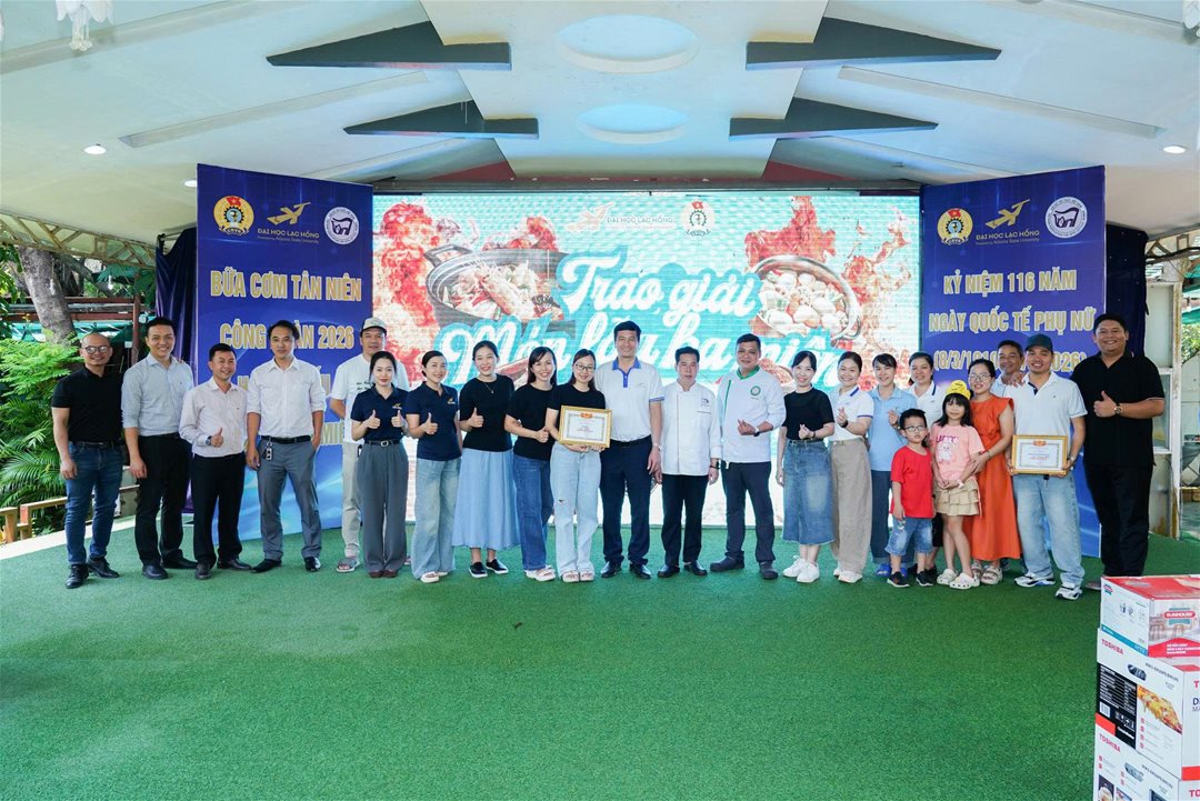 LHU tổ chức chuỗi hoạt động ý nghĩa chào mừng Ngày Quốc tế Phụ nữ 8/3, gắn kết Nhà giáo – Người lao động Ngày 08/3/2026, Trường Đại học Lạc Hồng (LHU) đã tổ chức chuỗi hoạt động chào mừng 116 năm Ngày Quốc tế Phụ nữ (08/3/1910 – 08/3/2026) và chương trình “Bữa Cơm Tân niên Công đoàn” năm 2026 tại Hội quán Trấn Biên, dành cho đội ngũ Nhà giáo, Người lao động trong toàn trường. Chương trình được tổ chức nhằm tạo không gian giao lưu, gắn kết giữa các đơn vị trong toàn trường, đồng thời góp phần lan tỏa tinh thần đoàn kết, sẻ chia và xây dựng môi trường làm việc tích cực trong đại gia đình LHU. Hình 1 Điểm nhấn của chương trình là hội thi nấu ăn với chủ đề “Món lẩu ba miền”, thu hút sự tham gia của các công đoàn bộ phận trong toàn trường. Tại hội thi, các đội đã cùng nhau thể hiện sự khéo léo và sáng tạo trong chế biến những món lẩu đặc trưng của ẩm thực ba miền Bắc – Trung – Nam. Không chỉ chú trọng hương vị, các đội còn đầu tư công phu trong cách trình bày và thuyết trình ý tưởng món ăn, mang đến nhiều sắc màu ẩm thực phong phú và hấp dẫn. Không khí hội thi diễn ra sôi nổi với sự cổ vũ nhiệt tình của các cổ động viên, tạo nên một sân chơi giao lưu vui tươi, góp phần tăng cường sự gắn kết giữa các đơn vị trong nhà trường. Hình 2 Trong khuôn khổ chương trình, Ban tổ chức cũng đã trao giải cuộc thi ảnh “Duyên dáng áo dài LHU 2026”, nhằm tôn vinh vẻ đẹp duyên dáng, thanh lịch của nữ cán bộ, giảng viên và người lao động trong tà áo dài truyền thống. Những bức ảnh dự thi không chỉ ghi lại những khoảnh khắc đẹp của đội ngũ nữ Nhà giáo – Người lao động LHU mà còn lan tỏa hình ảnh người phụ nữ hiện đại, tự tin, năng động và đầy nhiệt huyết trong công việc. Cuộc thi đã nhận được sự hưởng ứng tích cực từ các đơn vị trong trường, góp phần lan tỏa giá trị văn hóa truyền thống và tôn vinh vẻ đẹp của người phụ nữ Việt Nam. Hình 3 Sau các hoạt động thi và trao giải, toàn thể Nhà giáo và Người lao động đã cùng tham gia chương trình “Bữa cơm Tân niên Công đoàn” trong không khí thân tình, ấm áp. Đây là dịp để các thành viên trong đại gia đình LHU cùng gặp gỡ, giao lưu, chia sẻ niềm vui đầu năm; qua đó tăng cường tinh thần đoàn kết, xây dựng môi trường làm việc tích cực và gắn bó trong toàn trường. Chuỗi hoạt động chào mừng Ngày Quốc tế Phụ nữ 8/3 không chỉ thể hiện sự quan tâm của nhà trường đối với đội ngũ nữ Nhà giáo và Người lao động mà còn góp phần lan tỏa những giá trị tốt đẹp, xây dựng văn hóa đoàn kết và nhân văn trong cộng đồng LHU.